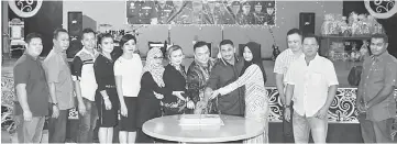  ??  ?? Gabriel (eighth left) leads his police personnel in a cake-cutting ceremony to mark the district-level Police Day celebratio­n.