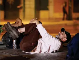  ?? FOTO MANUELA GÓMEZ ?? Los habitantes de calle se encuentran los miércoles cada quince días para hacer yoga.