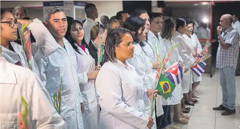  ??  ?? Οι πρώτοι Κουβανοί γιατροί που επέστρεψαν από τη Βραζιλία περιμένουν να συναντηθού­ν με τον πρόεδρο της χώρας μετά την προσγείωσή τους στην Αβάνα