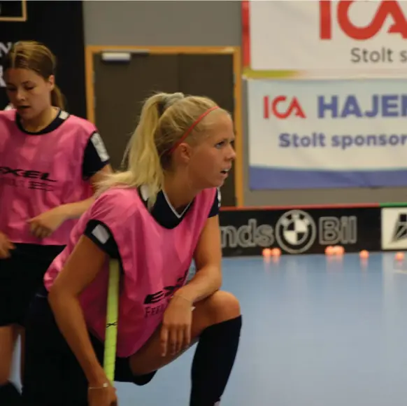  ??  ?? VILL TA NÄSTA KLIV. Andrea Envall satsar hårt på innebandy, och kanske kan hon hugga en plats i U19-landslaget den här säsongen.