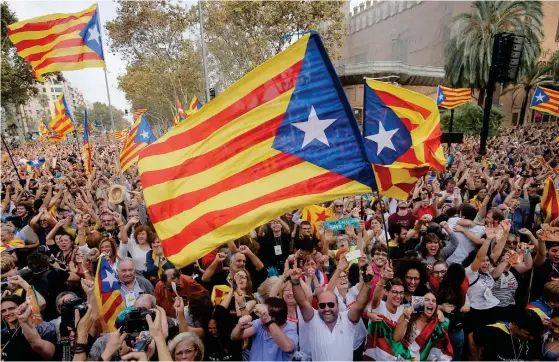  ?? FOTO: LEHTIKUVA/AFP PHOTO/PAU BARRENA ?? JUBEL. Fredagen var en glädjens dag för tusentals Barcelonab­or. I Madrid är det krismöte.