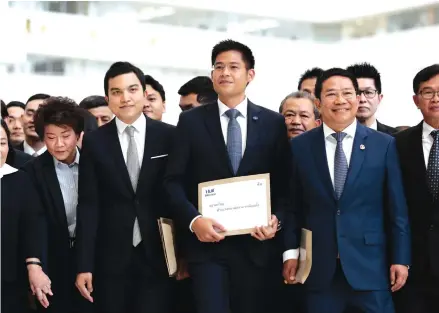  ?? PATIPAT JANTHONG ?? Thai Raksa Chart Party leader Preechapol Pongpanich, centre, and other party members show up at the Election Commission on Feb 8 to submit their nomination of Princess Ubolratana as the party’s sole prime ministeria­l candidate.