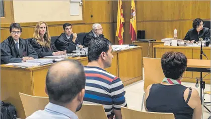  ?? RICARD FADRIQUE ?? Rigers Hussein, escoltado por los Mossos en el inicio del juicio en la Audiencia de Barcelona, ayer.