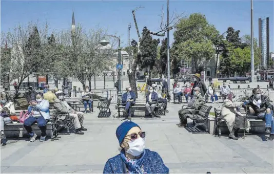  ?? Bulent Kilic / AFP ?? Personas mayores con mascarilla, sentadas frente al Bósforo en Estambul, el 10 de mayo de 2020.