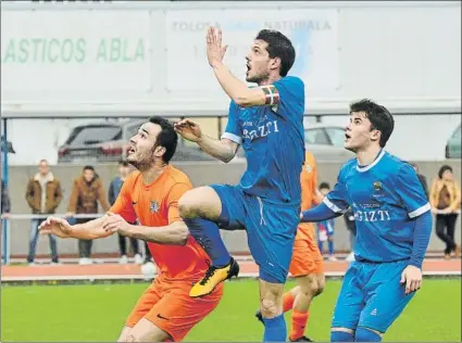  ?? FOTO: UNANUE ?? Mario Zubelzu, capitán del Tolosa, supera a compañeros y rivales en el salto por el balón ayer en Berazubi