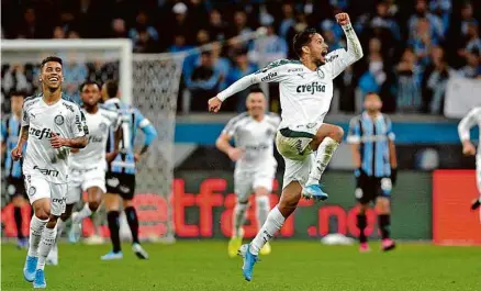  ?? Wesley Santos/Folhapress ?? O meia Gustavo Scarpa vibra após fazer o gol que deu a vitória para o Palmeiras sobre o Grêmio