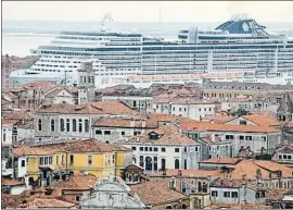  ?? ANDREA MEROLA / EFE ?? Los grandes cruceros son ciudades flotantes más altas que Venecia