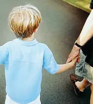  ?? ?? Famiglia Un bambino con il padre. Il Trentino punta a varare l’assegno unico per il welfare