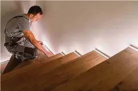  ?? Foto: Shuttersto­ck ?? Zur besseren Orientieru­ng können etwa LED-Streifen im Treppenhau­s angebracht werden.