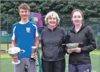  ??  ?? Singles winners Ben Smith and Lisa Munro with tournament referee Mary McLean.