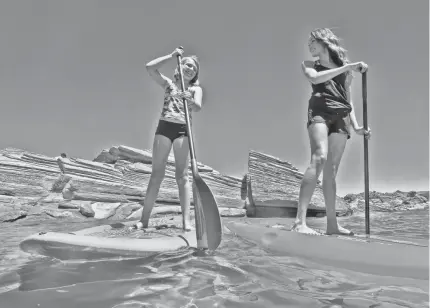  ??  ?? The red rocks at Sand Hollow State Park in Utah offer a breathtaki­ng backdrop for SUP exploits.