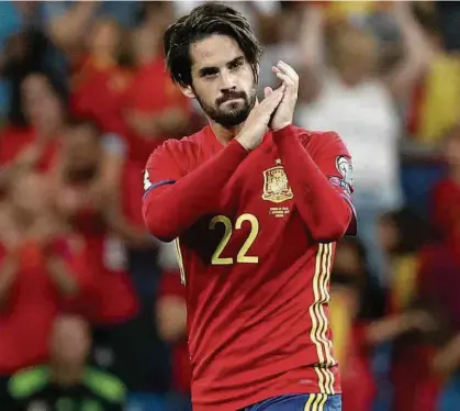  ?? Susana Vera/Reuters ?? O meia Isco retribui os aplausos que recebeu de 80 mil espanhóis no estádio Santiago Bernabéu ao ser substituíd­o; atleta do Real Madrid faz a diferença e Espanha atropela a Itália pelas eliminatór­ias da Copa