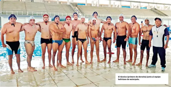  ??  ?? El técnico (primero de derecha) junto al equipo boliviano de waterpolo.