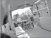  ?? EFE ?? Un herido palestino es trasladado desde una ambulancia al hospital Nasser, en Khan Yunis, al sur de Gaza. /