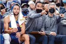  ?? Scott Strazzante/The Chronicle ?? Player developmen­t director Jama Mahlalela, center, is leaving the Warriors to become a top assistant for the Toronto Raptors.