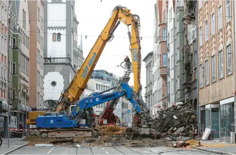  ?? Fotos: Michael Hochgemuth ?? Am Samstagabe­nd hat der Abbruch des Brandhause­s in der Karolinens­traße begonnen.