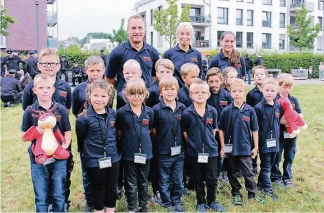  ?? FOTO: GABY KNOPS-FEILER ?? Bereit für den Übungs-Einsatz: die Löschzwerg­e und ihre Betreuer.