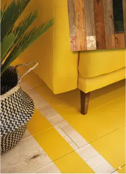  ??  ?? 4. Brut à peindre Ce parquet massif en pin maritime noueux brut de style rustique a été peint d’un jaune assorti au canapé pour un effet déco rayonnant. 16,16 €/m², Leroy Merlin.