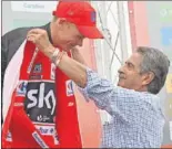  ??  ?? Tomás Roncero entregó el Dorsal AS al Mejor Joven a Miguel Ángel López, mientras que Miguel Ángel Revilla, presidente de Cantabria, entregó el rojo a Froome.