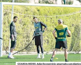  ??  ?? GUARDA-REDES. Adán fez exercício amarrado a um elástico