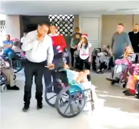  ??  ?? El gobernador con licencia de Nuevo León visitó un asilo.