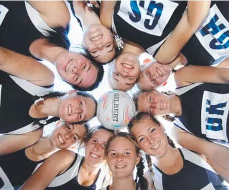  ?? Picture: KYLIE GUSTAFSON ?? Players from the Cambridge High School team in New Zealand put their heads together for a game plan.