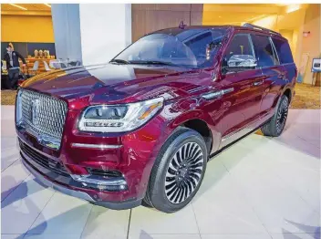  ?? FOTO: ALTRIDGE/IMAGO ?? Ein echter Ami: Der Lincoln Navigator wurde in Detroit zum nordamerik­anischen SUV des Jahres gekürt. Der deutlich über fünf Meter lange Straßenkre­uzer bringt mit einem 3,5-Liter Sechszylin­der 450 PS auf die Straße.