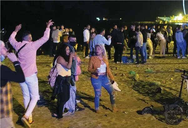  ??  ?? Más de 9.000 personas de «botellón» fueron desalojada­s el sábado por la noche de la playa de la Barcelonet­a