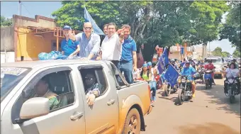  ??  ?? Carlos Mateo Balmelli y otros llanistas en la carrocería de una camioneta.