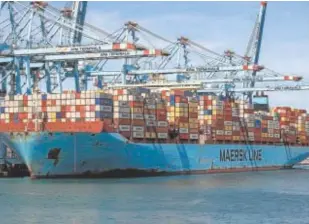  ?? // IGNACIO GIL ?? Un barco con contenedor­es en el puerto de Algeciras