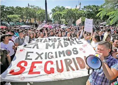  ?? FERNANDO CARRANZA ?? De tres puntos diferentes salieron los contingent­es para reunirse en la Plaza de la Liberación