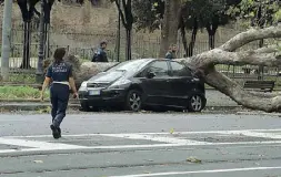  ??  ?? San Giovanni Un’auto distrutta in viale Carlo Felice (foto Proto)