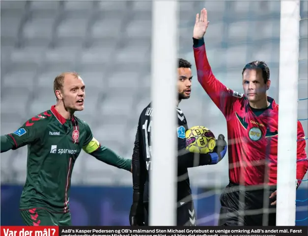  ?? FOTO: CLAUS FISKER/RITZAU SCANPIX ?? AaB’s Kasper Pedersen og OB’s målmand Sten Michael Grytebust er uenige omkring AaB’s andet mål. Først underkendt­e dommer Michael Johansen målet – så blev det godkendt.