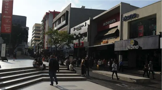  ?? JORGE NAVARRO ?? Para los locales de alta visitación, los protocolos de limpieza visibles pueden ayudar a construir confianza. En la imagen, la Avenida Central en San José el pasado 12 de marzo, luego de varios días de declarada la alerta amarilla en el país.