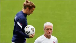  ?? (Photo Epa/Maxppp) ?? Grizou hier avec Didier Deschamps au Stade de France lors de la séance d’entraîneme­nt avec les Bleus.