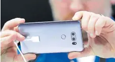  ??  ?? LG V30 El fabricante dio a conocer el primer smartphone cinematogr­áfico. Tiene la apertura más amplia en un celular: 16 megapixele­s con una apertura f/1.6.