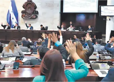  ??  ?? Diputados del Congreso Nacional al aprobar ayer los últimos decretos de la segunda legislatur­a. CIERRE.