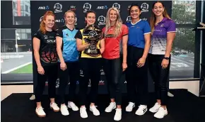  ?? PHOTOSPORT ?? From left, Sam Winders, Shannon Saunders, Claire Kersten, Jane Watson, Sulu Fitzpatric­k and Maia Wilson pose with the ANZ Premiershi­p trophy.