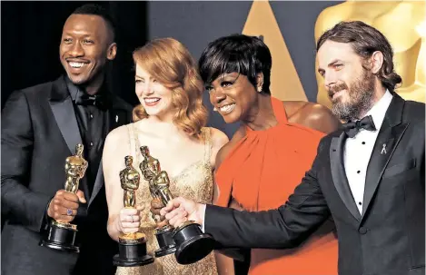  ?? Foto: Reuters ?? Ein strahlende­s Schauspiel­erquartett, das auch dem Ruf nach mehr Diversität in Hollywood entspricht: Mahershala Ali („Moonlight“), Emma Stone („La La Land“), Viola Davis („Fences“) und Casey Affleck („Manchester by the Sea“; v. li.) sind die...