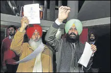  ?? RAVI KUMAR/HT ?? Lok Insaaf Party MLAS Balwinder Singh Bains and Simarjeet Singh Bains protesting against governor’s speech in English in the Vidhan Sabha gallery.