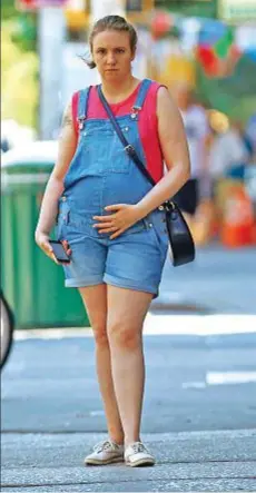  ??  ?? A destra, Lena Dunham nei panni di Hannah che, nella sesta stagione di Girls, è incinta. Sopra, il dopo parto (imprevisto) della ventenne protagonis­ta di Jane the Virgin.