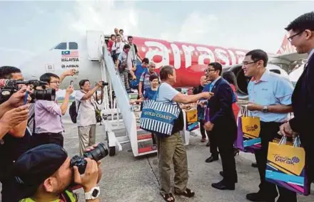  ?? BERNAMA PIC ?? Perak Menteri Besar Ahmad Faizal Azumu (third from right) welcoming passengers of AirAsia’s inaugural flight from Johor Baru to Ipoh at the Sultan Azlan Shah Airport yesterday.