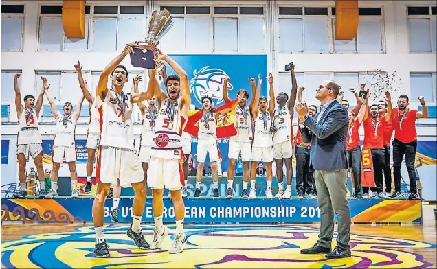  ??  ?? CAMPEONES. Santi Aldama y Jorge Mejías levantan el trofeo de ganador del Europeo Sub-18, el cuarto oro de la historia de la categoría para la Selección española.