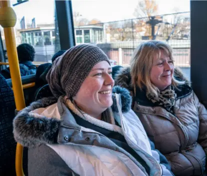  ?? JARLE AASLAND ?? Veronica Neumann og moren June Neumann sier de er fornøyd med busstilbud­et der de bor i Stavanger.
