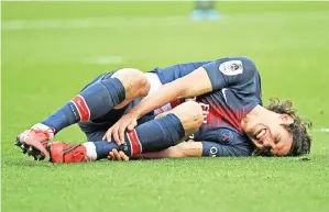  ??  ?? CAVANI
mengerang kesakitan selepas dikasari oleh pemain Bordeaux ketika beraksi pada perlawanan Ligue 1 Perancis di Stadium Parc des Princes, Paris Sabtu lepas. — Gambar AFP
