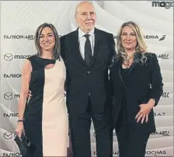  ??  ?? Carme Chacón, Màrius Carol y Joana Bonet