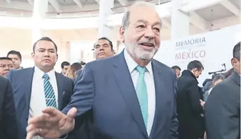  ??  ?? El empresario Carlos Slim, presidente de Grupo Carso, acudió a la presentaci­ón de la Coordinaci­ón Nacional de Memoria Histórica y Cultural de México, que estará a cargo de la esposa del presidente electo, Beatriz Gutiérrez Müller.