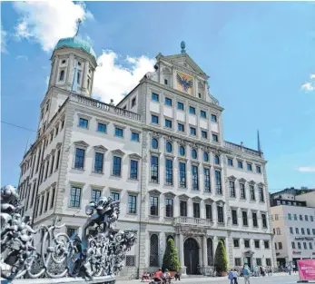  ?? FOTO: DPA ?? 700 AfD-Delegierte und 300 Parteigäst­e auf der einen Seite, bis zu 1000 Linksauton­ome auf der anderen Seite werden am Wochenende in Augsburg – auf dem Bild das Rathaus – erwartet.