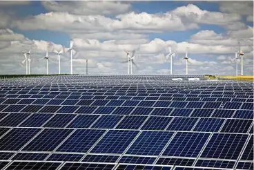  ?? FOTO: IMAGO/PHOTOTHEK ?? Mit Ökokraftwe­rken wie Windrädern und Solarzelle­n produziert Deutschlan­d inzwischen fast 53 Prozent seines Strombedar­fs.