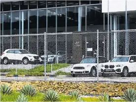  ?? JOHNNY OLIVARES ?? Fila de vehículos estacionad­os en una vitrina de ventas de un concesiona­rio.